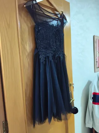 Vestido negro de fiesta con pedrería
