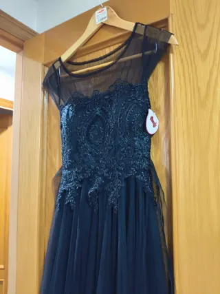Vestido negro de fiesta con pedrería