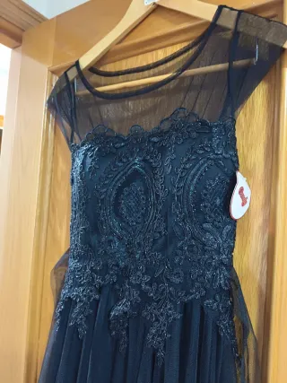 Vestido negro de fiesta con pedrería