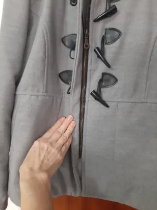 Chaquetón gris con botones de cuerno