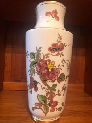 Jarrón de porcelana con flores doradas