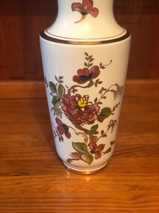 Jarrón de porcelana con flores doradas