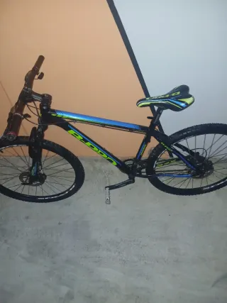 Bicicleta de Montaña Negra y Azul