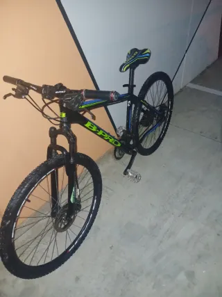 Bicicleta de Montaña Negra y Azul