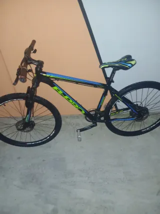 Bicicleta de Montaña Negra y Azul