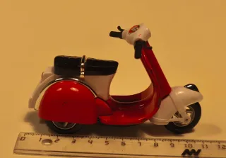 Maqueta Vespa Metálica y Plástico de tres ruedas