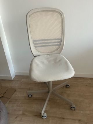 Silla de oficina beige y gris