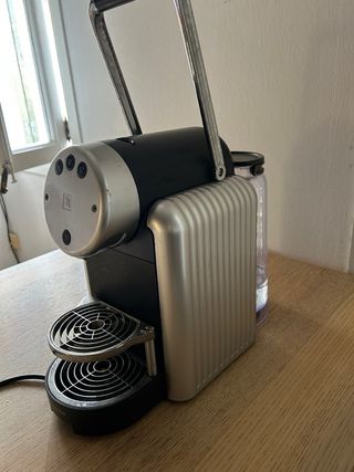 Cafetera Nespresso Zenius + Cápsulas