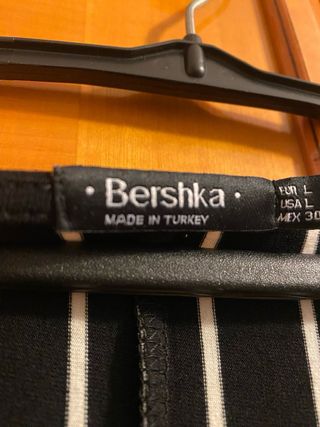 Mono rayas blanco y negro