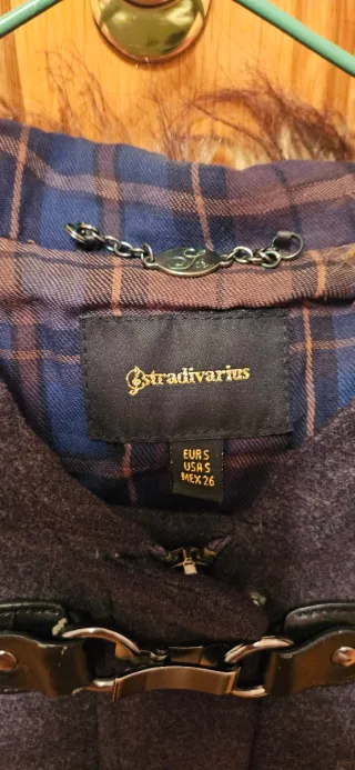 Chaqueta con gorro de pelo de Stradivarius de muje