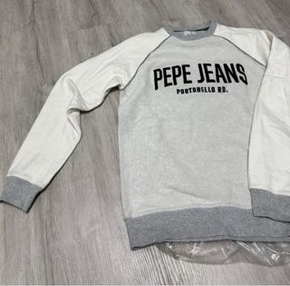 Sudadera Pepe Jeans gris y blanca tipo paño.