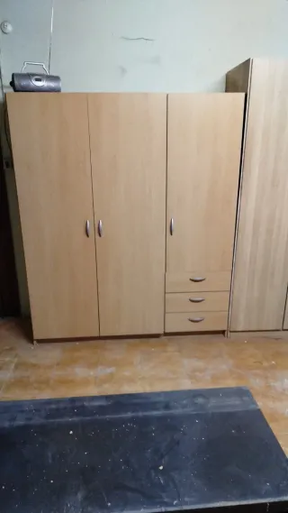 Armario de madera color beige y marrón