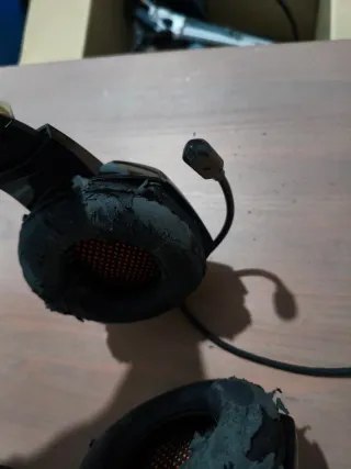 Auriculares gaming Krom con micrófono funcionando