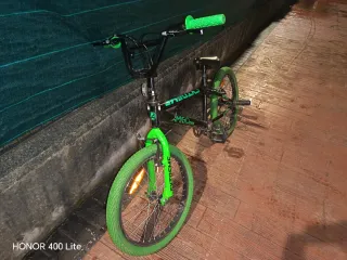 Bicicleta BMX Negra y Verde