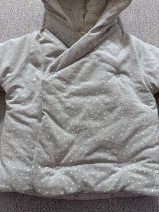 Chaqueta acolchada bebé con capucha