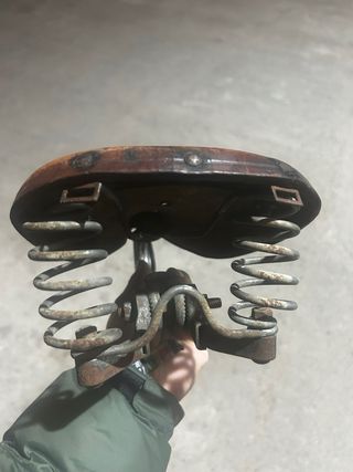 Sillín de bicicleta antiguo de cuero
