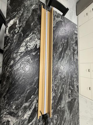 Baldas de madera color beige y marrón