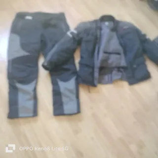 Chaqueta marca revit y pantalón motorista