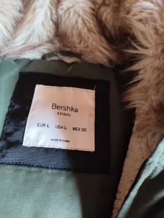 Parka Bershka verde con capucha