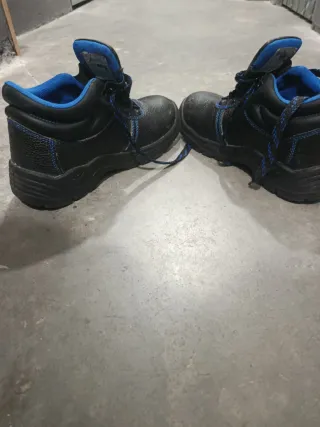Botas de seguridad negras y azules