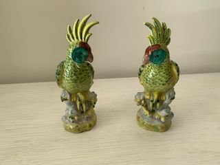 Dúo de loros de porcelana decorativos
