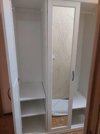 Armario blanco de madera y cristal