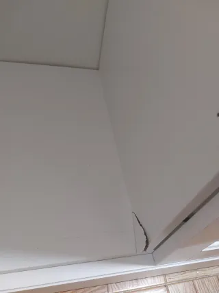 Armario blanco de madera y cristal