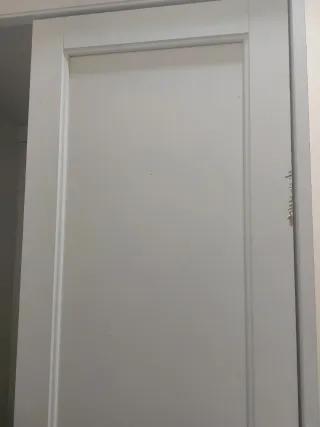 Armario blanco de madera y cristal