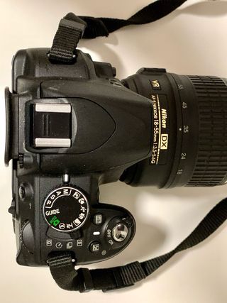 Cámara Nikon D3100 con objetivo