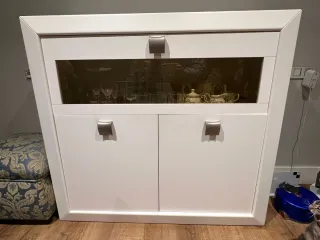 Cómoda blanca con vitrina y puertas