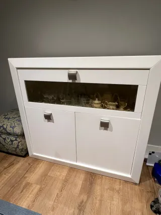 Cómoda blanca con vitrina y puertas