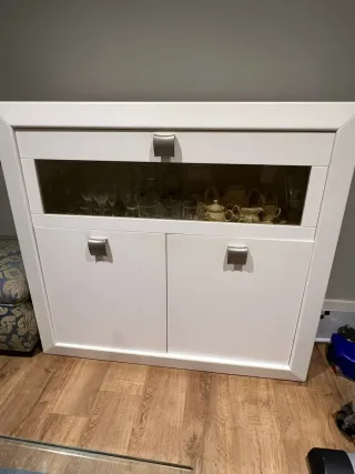 Cómoda blanca con vitrina y puertas