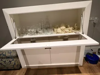 Cómoda blanca con vitrina y puertas