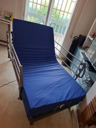 Cama articulada con colchón azul impermeable
