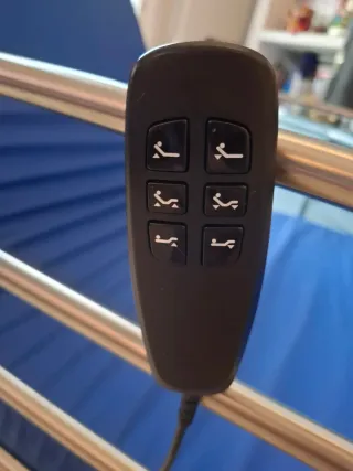 Cama articulada con colchón azul impermeable