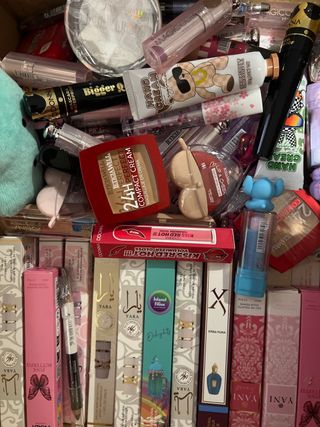 Caja de cosméticos y perfumes variados