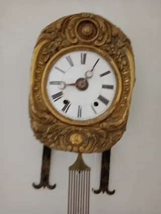 Reloj de pared antiguo dorado