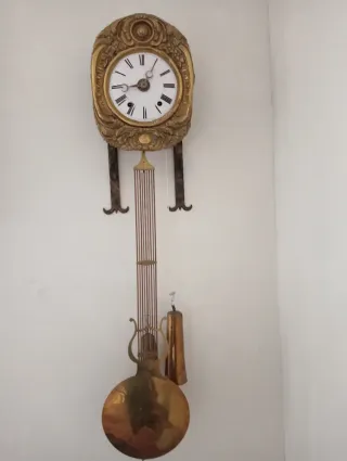 Reloj de pared antiguo dorado