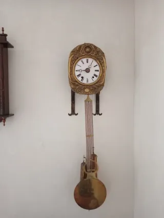 Reloj de pared antiguo dorado
