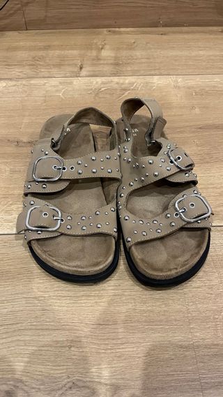 Sandalias Beige con Tachuelas Plateadas