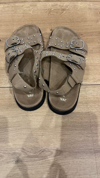 Sandalias Beige con Tachuelas Plateadas