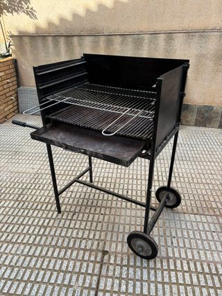 Barbacoa metallica artigianale con ruote