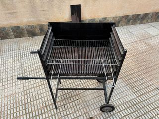 Barbacoa metallica artigianale con ruote
