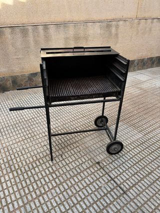 Barbacoa metallica artigianale con ruote