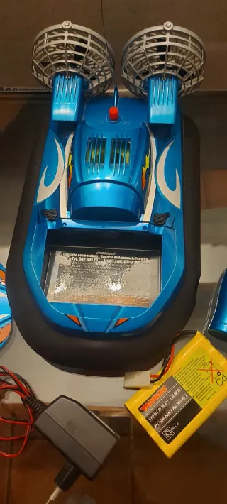 Hovercraft teledirigido azul