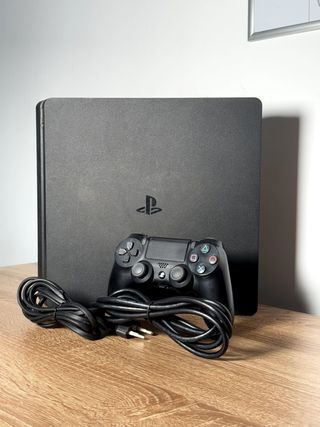PS4 Slim + 3 Juegos