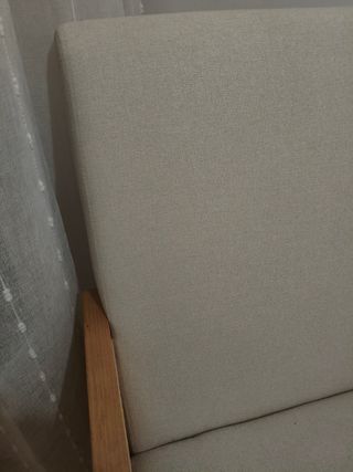 Butaca mecedora de madera y ratán