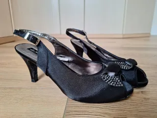 Zapatos de fiesta negros con pedrería