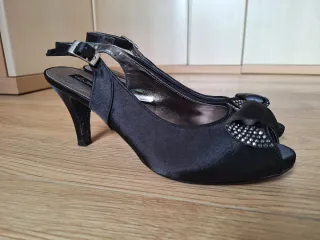 Zapatos de fiesta negros con pedrería