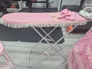 Cuna, trona y tabla planchar juguete